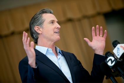 El gobernador demócrata Gavin Newsom está a punto de ser llamado a un referendo revocatorio este año