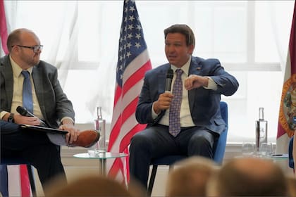 El gobernador DeSantis sostuvo que la exige que los funcionarios locales cooperen con las fuerzas del orden federales en materia de inmigración ilegal
