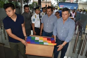 El gobernador Domingo Peppo (der.), en el traslado de los restos