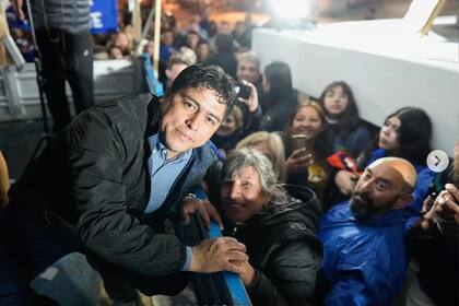 El gobernador electo, Claudio Vidal anoche celebrando el triunfo en las intendencias, con simpatizantes en Caleta Olivia, Santa Cruz.