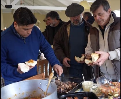 El gobernador electo Claudio Vidal, el vicegobernador Fabián Leguizamón y Adrián Suarez concejal y candidato a intendente de Piedra Buena, por el SER de Santa Cruz
