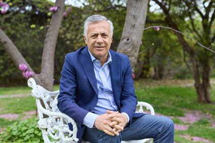 El gobernador electo de Mendoza, Alfredo Cornejo, en los patios de la residencia oficial
