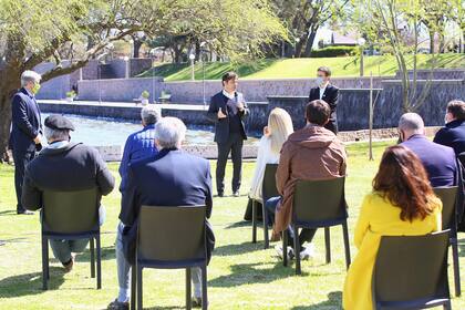 El gobernador encabezó un encuentro virtual con 42 intendentes; "no es momentos para pícaros", desafió a los alcaldes que reprocharon a través de los medios