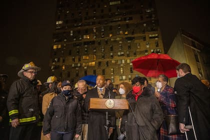 El gobernador, Erick Adams, en la conferencia de ayer por la noche frente al edificio Twin Parks North West