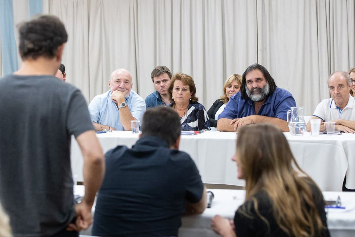 El gobernador estuvo en el encuentro con los gremios; coexistieron reclamos y gestos de sintonía política