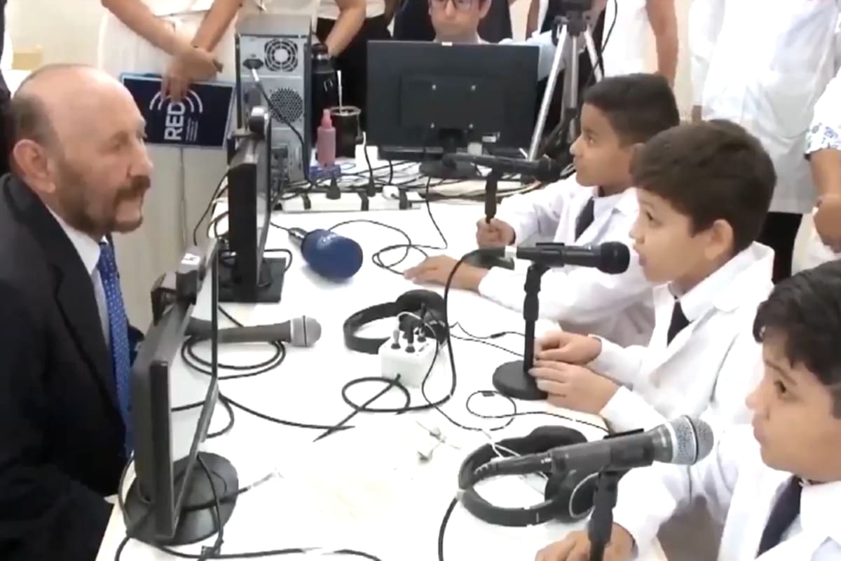 El gobernador formoseño Gildo Insfrán junto a dos estudiantes de la escuela Rodolfo Reynaldo Benitez