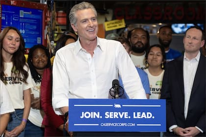 El gobernador Gavin Newsom abrió 10.000 nuevas vacantes pagas para el servicio comunitario que ofrecen oportunidades en distintos sectores