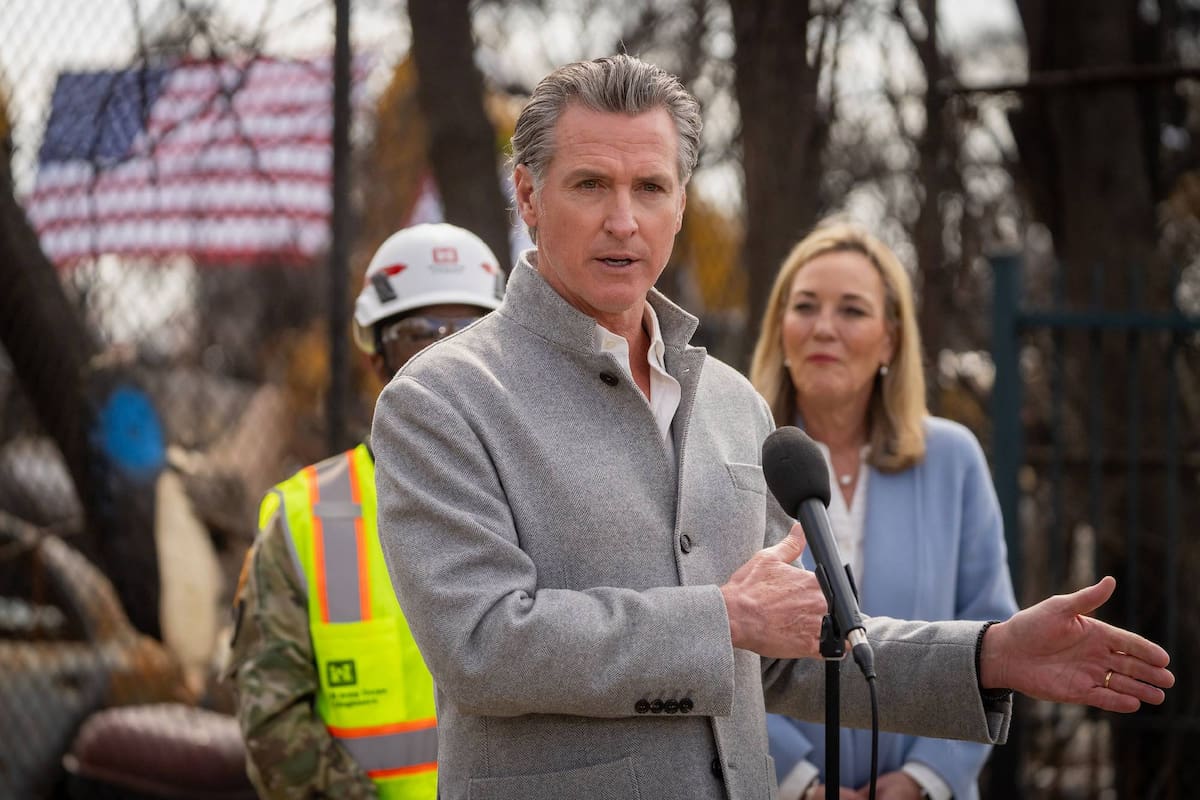 El gobernador Gavin Newsom acompañó la Ley AB 1346, que limita la venta de pequeños motores a gasolina y obliga a migrar a tecnologías sin emisiones