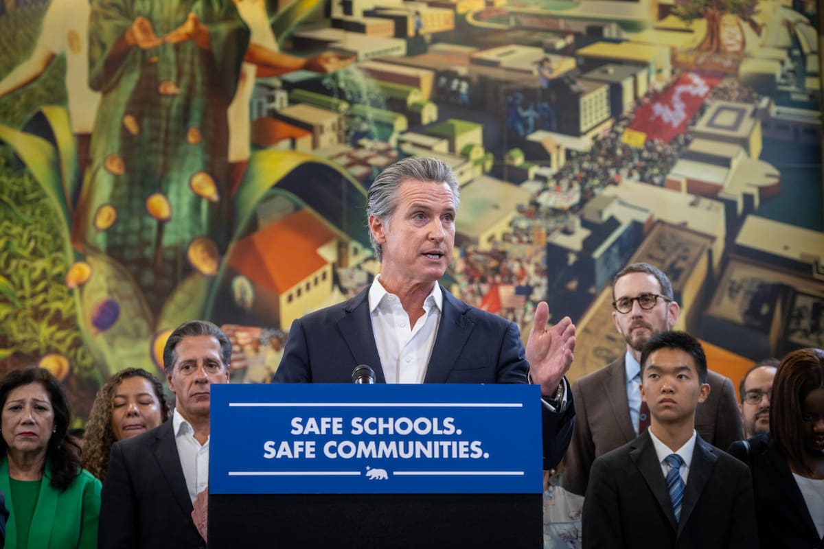 El gobernador Gavin Newsom convirtió en ley la polémica SB 627, que prohíbe a agentes federales, incluidos los del ICE, actuar con el rostro cubierto en California