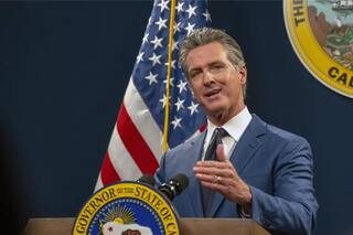 Newsom enfrenta al ICE con una ley para los migrantes