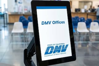 Newsom firmó una ley que favorece a conductores frente al DMV y les facilita la licencia a quienes cumplan