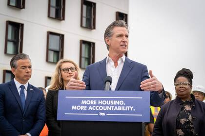 El gobernador Gavin Newsom firmó un paquete de leyes para mejorar las condiciones de inquilinos y propietarios en California