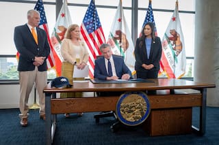 Qué significa para los trabajadores la ley AB 1683 que firmó Newsom en California