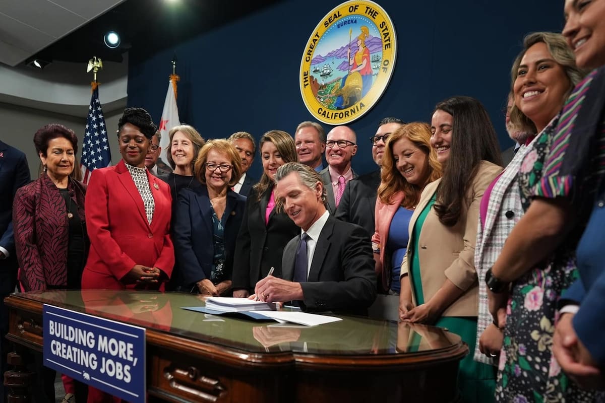 El gobernador Gavin Newsom promulgó un paquete de reformas clave