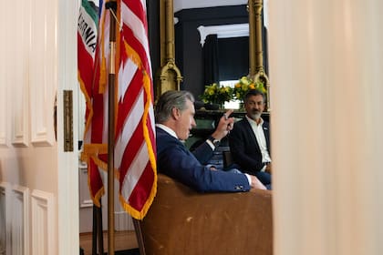 El gobernador Gavin Newsom recibió a legisladores texanos en Sacramento para coordinar una respuesta conjunta