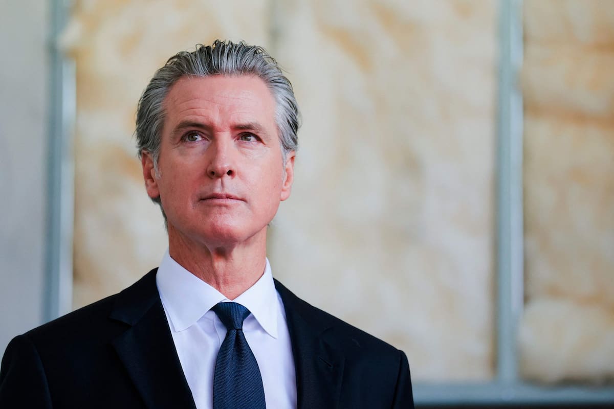 El gobernador Gavin Newsom respaldó la ley para proteger a trabajadores de organizaciones promigrantes del acoso (Archivo)