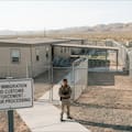 Newsom debe decidir sobre la SB 423: qué pasará con las llamadas al 911 desde centros de detención migratoria