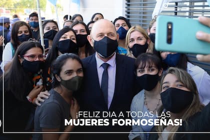 El gobernador Gildo Insfrán compartió una foto para saludar a las mujeres formoseñas en su día