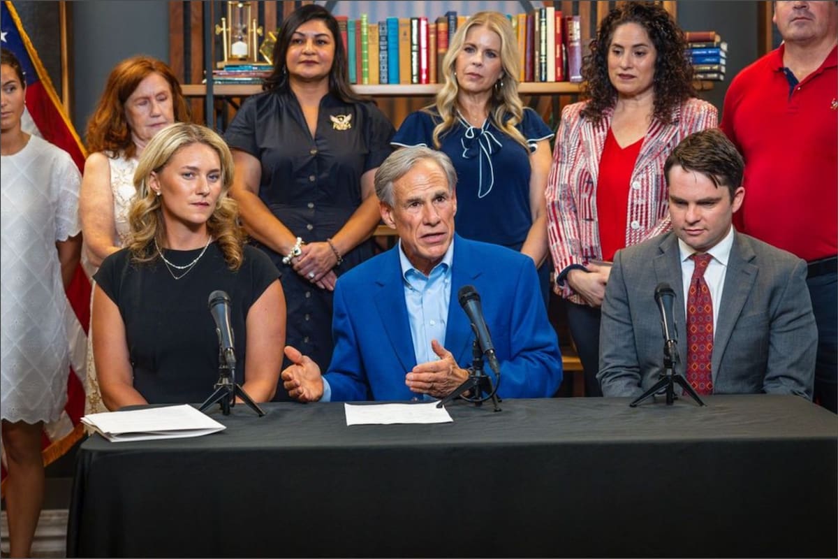 El gobernador Greg Abbott anunció una propuesta para prohibir el uso de las visas H-1B para trabajadores extranjeros en las escuelas de Texas