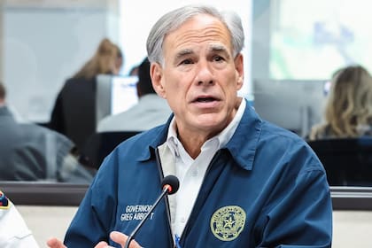 El gobernador Greg Abbott calificó la situación como una “catástrofe extraordinaria” y aseguró que las operaciones de búsqueda y rescate continuarán “sin parar”