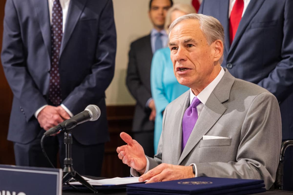 El gobernador Greg Abbott firmó en Austin dos leyes históricas, la House Bill 18 y la House Bill 3000, destinadas a fortalecer y estabilizar el sistema de salud en los condados rurales de Texas