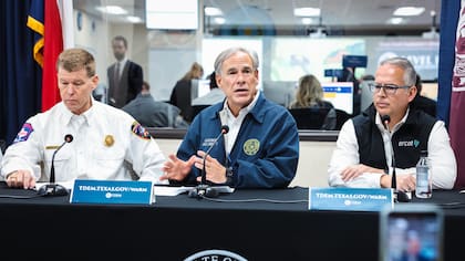 El gobernador Greg Abbott ha intensificado los esfuerzos de recuperación en el sur de Texas mediante la activación de recursos de respuesta a emergencias tras una serie de fenómenos climáticos extremos durante esta primavera (boreal)