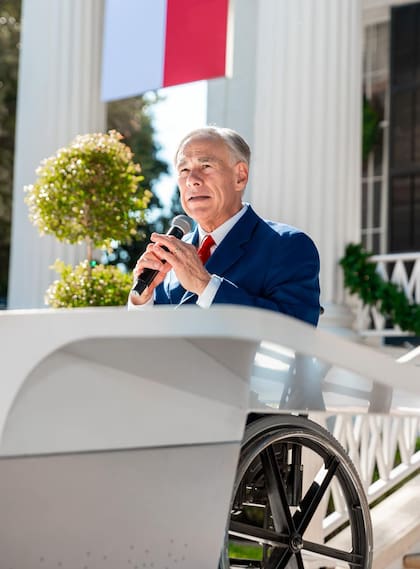 El gobernador Greg Abbott podría firmar una de las leyes de inmigración más estrictas del país