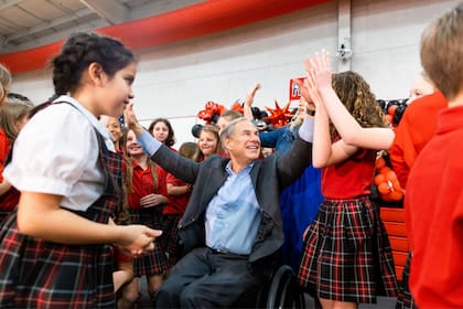 El gobernador Greg Abbott presentó la normativa que crea un fondo de mil millones de dólares para financiar becas y cuentas educativas que podrán usarse en colegios privados o enseñanza en casa