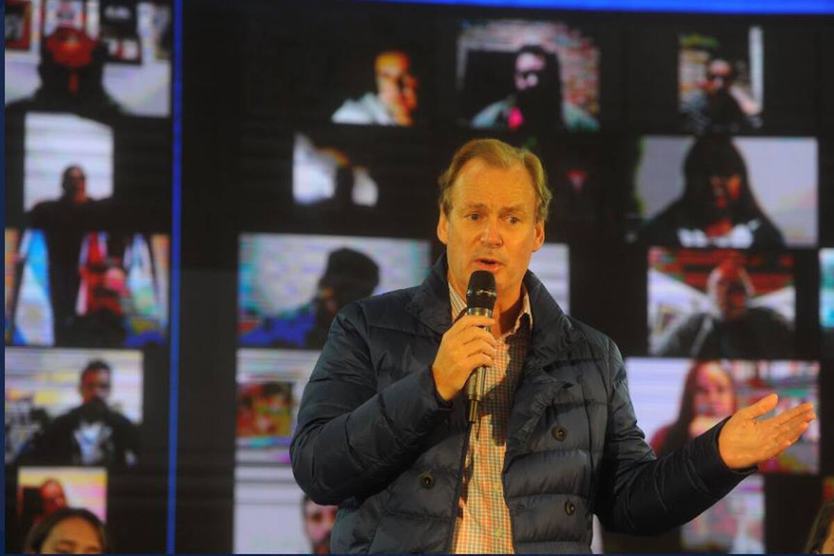 El gobernador Gustavo Bordet durante el acto que fue hackeado