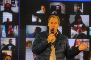 El gobernador Gustavo Bordet durante el acto que fue hackeado