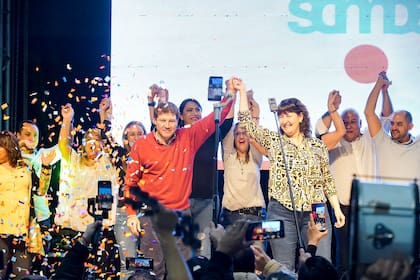 El gobernador Gustavo Melella junto a la vicegobernadora Mónica Urquiza al momento de anunciar la victoria en el gimnasio San Martín en la ciudad de Río Grande.