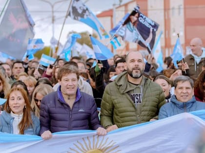 El gobernador Gustavo Melella y el diputado Agustín Tita, en una marcha a favor de Cristina Kirchner