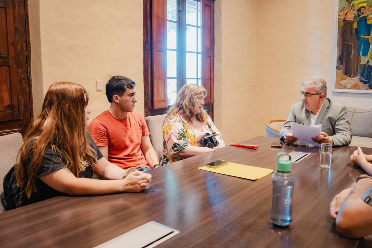 El gobernador Jalil junto a familiares del gendarme Gallo, retenido en Venezuela