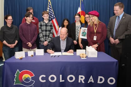 El gobernador Jared Polis firmó la ley HB25-1091 el 31 de marzo de 2025 (Facebook/Governor Jared Polis)