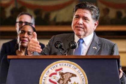 El gobernador JB Pritzker anunció el presupuesto de Illinois para el año fiscal 2027, de 55.900 millones de dólares, que incluye ayudas económicas para las familias
