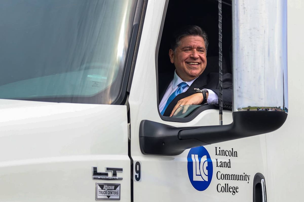El gobernador JB Pritzker en el centro de formación de camioneros profesionales