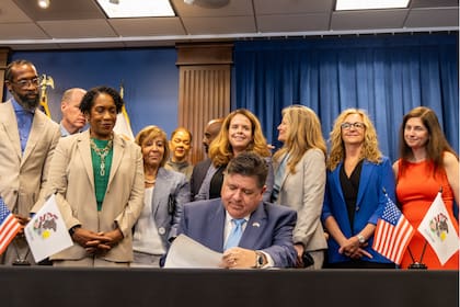 El gobernador J.B. Pritzker firmó dos leyes clave para reducir la violencia armada en Illinois