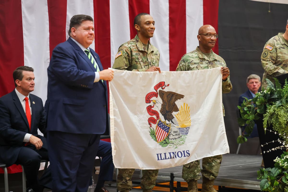 El gobernador JB Pritzker muestra en un acto oficial la bandera actual del estado (Archivo)
