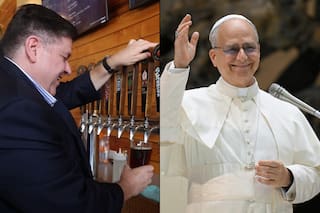 J.B. Pritzker probó la nueva cerveza “del Papa” lanzada en Chicago