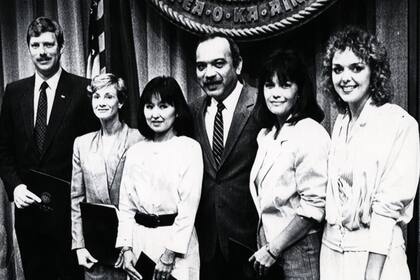El gobernador John Waihee con la tripulación de Aloha Airlines; en la foto se pueden ver a el capitán y la copiloto.