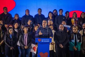 El gobernador Jorge Capitanich, en su acto de cierre de campaña; detrás, las caras de los dirigentes lo dicen todo