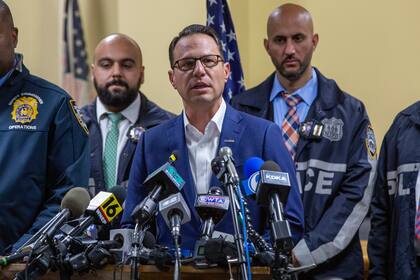 El gobernador Josh Shapiro le pidió a Donald Trump que de marcha atrás con el congelamiento de fondos (AP Foto/Ted Shaffrey)