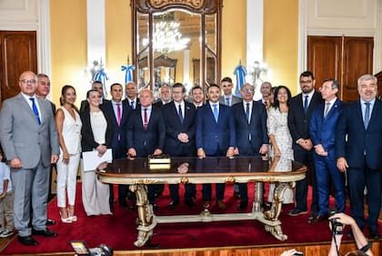 El gobernador Juan Pablo Valdés puso en funciones a los ministros de su gabinete este jueves en el Salón Amarillo de la Casa de Gobierno
