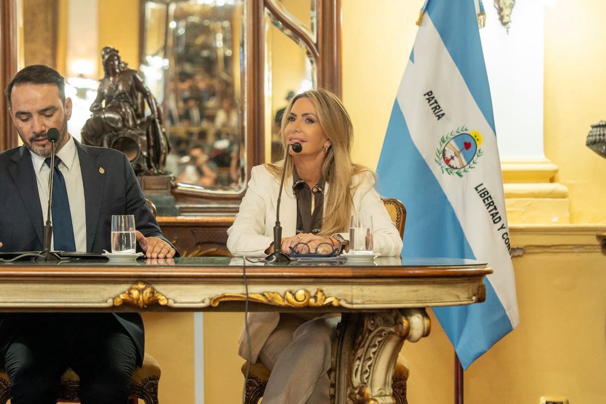 El gobernador Juan Pablo Valdés y la presidente del Banco de Corrientes, Laura Sprovieri.