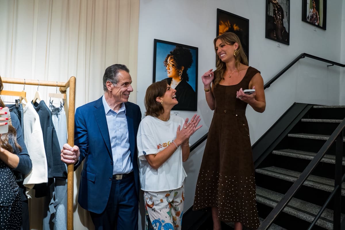 El gobernador junto a dos de sus tre hijas, Michaela y Mariah