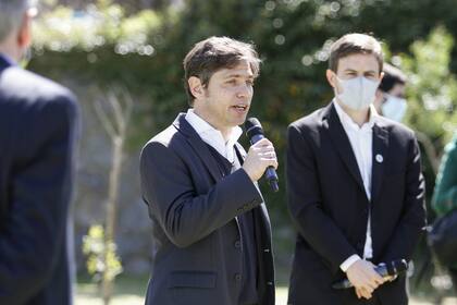 El gobernador junto al ministro de Producción, Augusto Costa, esta tarde en Chascomús