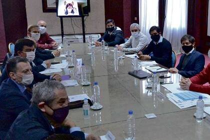 El gobernador Kicillof (a la derecha, de saco azul), ayer, en una reunión con intendentes bonaerenses