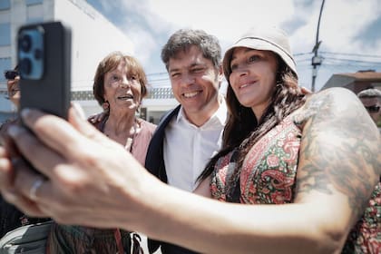 El gobernador Kicillof, rodeado de simpatizantes