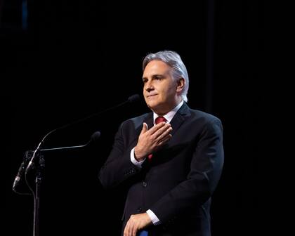 El gobernador Martín Llaryora en el escenario de los premios Sur