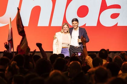 El gobernador Maximiliano Pullaro junto a la primera candidata de Provincias Unidas para la Cámara baja y vicegobernadora Gisela Scaglia